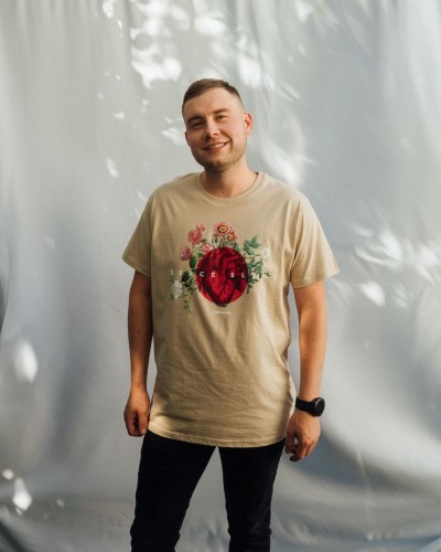 SERCE SŁUGI beżowy t-shirt z nadrukiem front